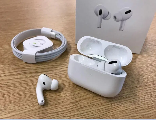 AirPods Pro (1st generation) with Wireless Charging Case
